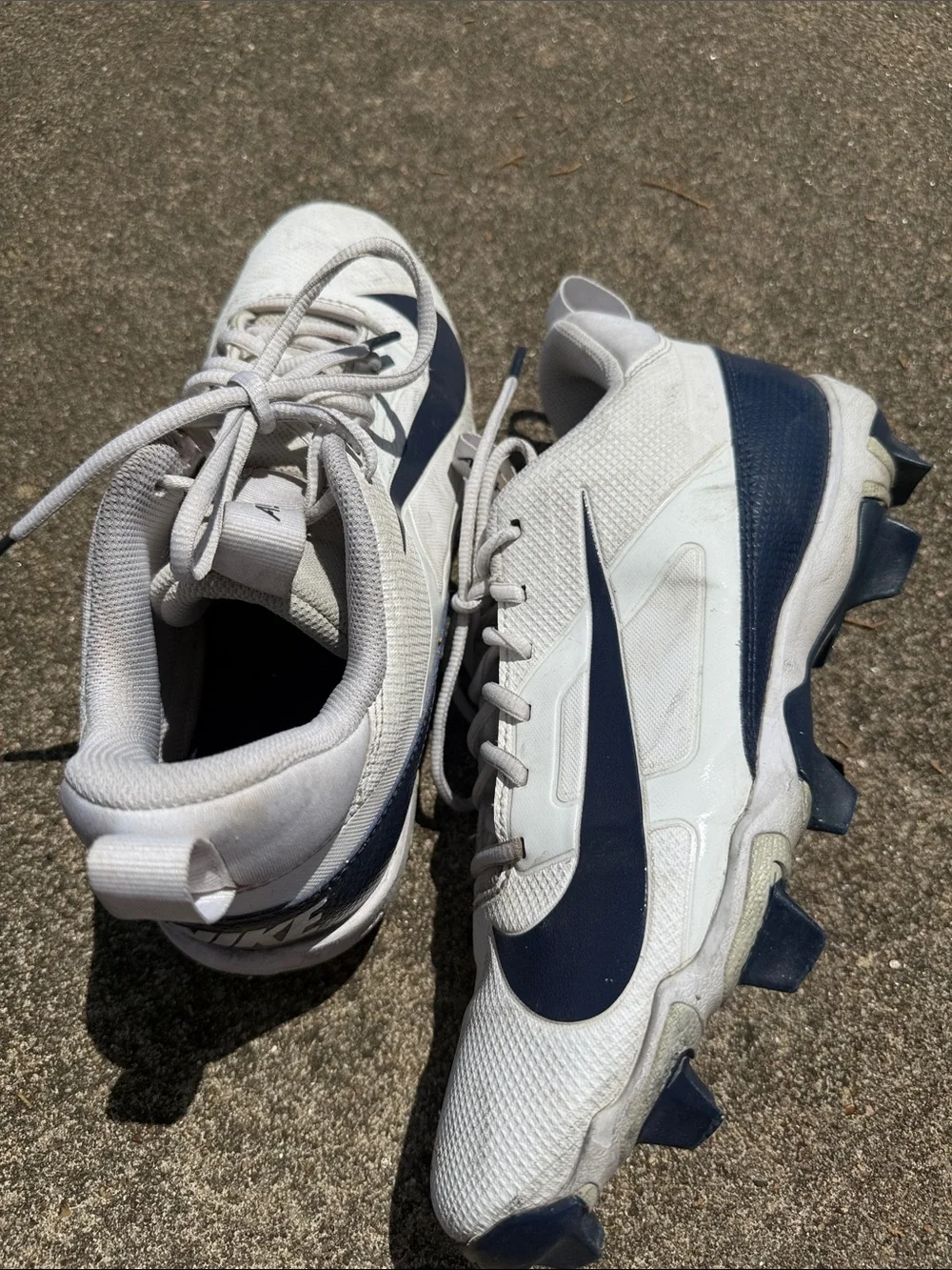 Nike mens alpha White & Navy Athletic football Cleats